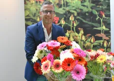 Arthur Kramer, commercial manager at Schreurs, here with the standard Gerbera Mix from Schreurs.